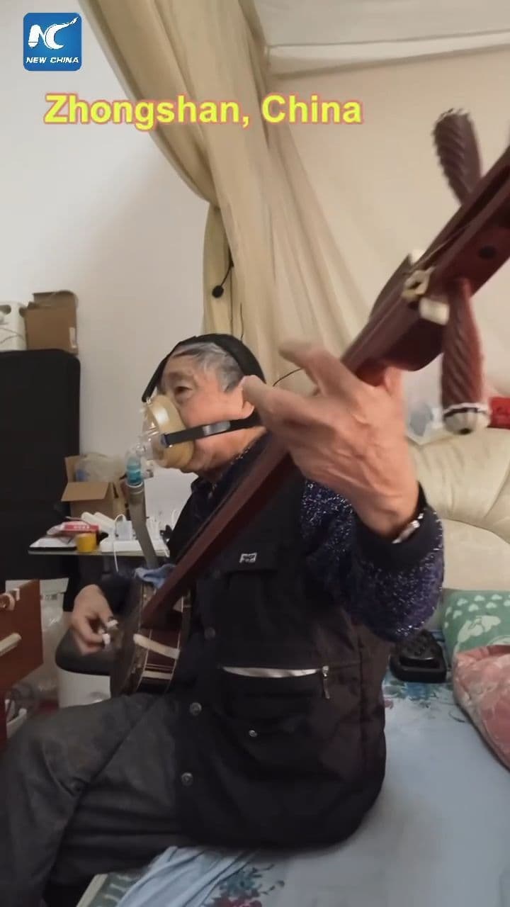 ใจยังรัก! ชายจีนวัย 80 โชว์ทักษะดนตรีสุดพลิ้ว แม้สวมเครื่องช่วยหายใจ