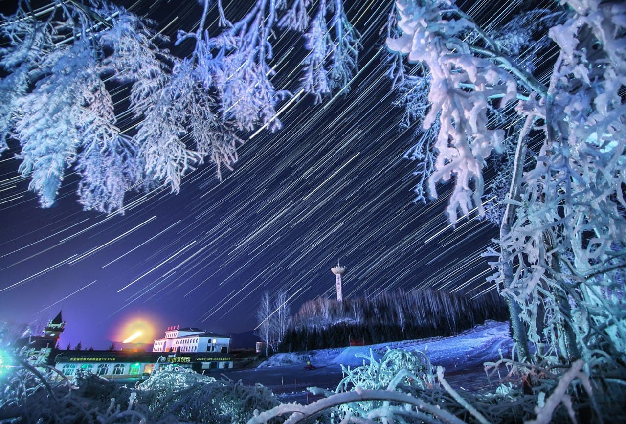 สวยเหมือนฝัน สกีรีสอร์ต ‘ย่าปู้ลี่’ ใต้ราตรีประดับดาว