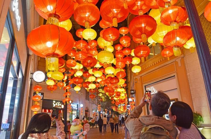 ถนนลี่ตงประดับโคมไฟสีสันสดใส รับตรุษจีนในฮ่องกง
